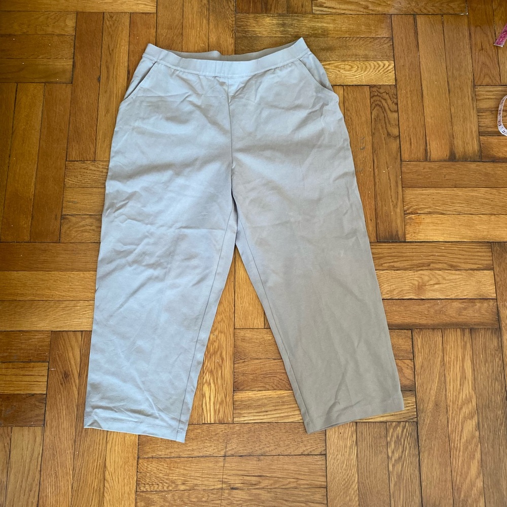 L.L. Bean Beige Capri Pants Pull-On Elastic Waist Casual Comfort - M Petit